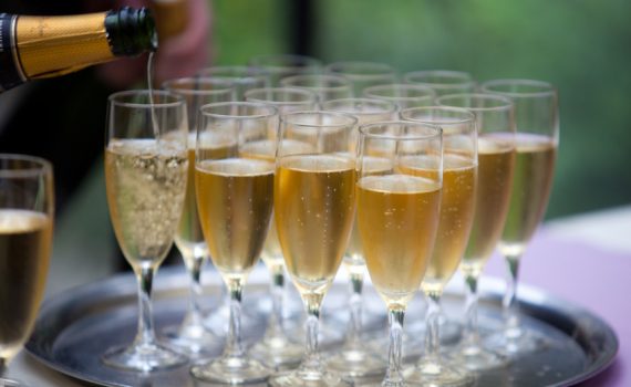 plateau de flutes de champagne